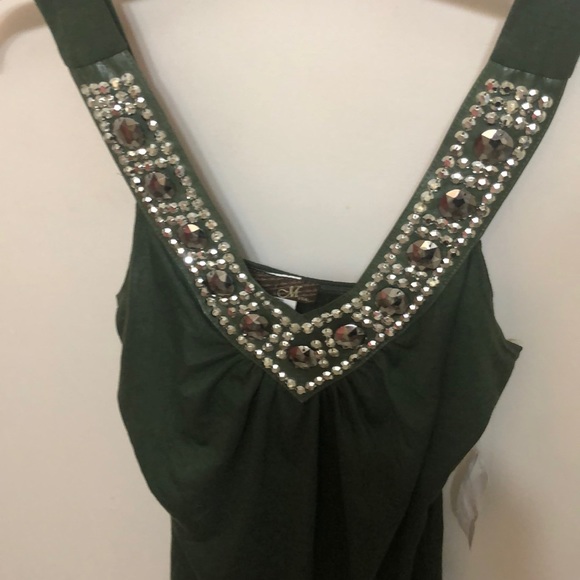 Sleeveless Jeweled V-neck Top - Picture 4 of 6